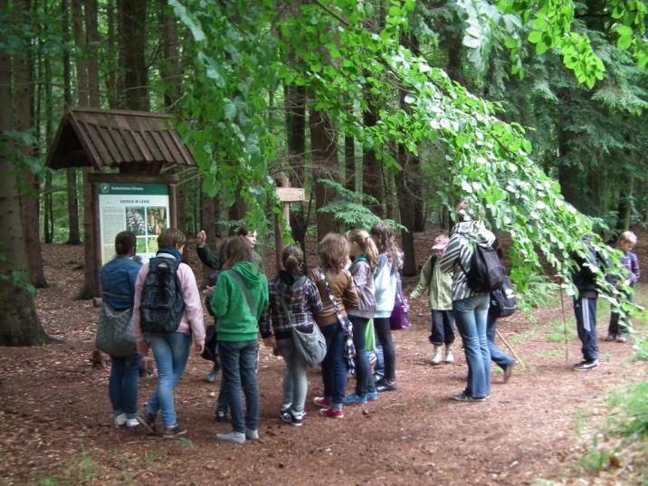 Na&#x20;zdjęciu&#x20;widoczna&#x20;jest&#x20;grupa&#x20;dzieci&#x20;uczestnicząca&#x20;w&#x20;zajęciach&#x20;na&#x20;ścieżce&#x20;edukacyjnej&#x20;&#x22;Uroki&#x20;doliny&#x20;Iny&#x22;&#x2f;fot&#x2e;arch&#x2e;OEPL